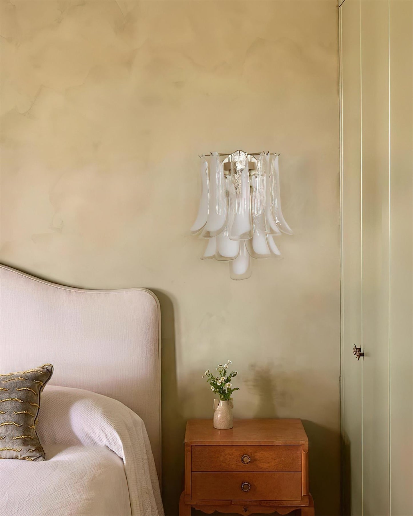 Alrinis Sculptural Glass Wall Lamp