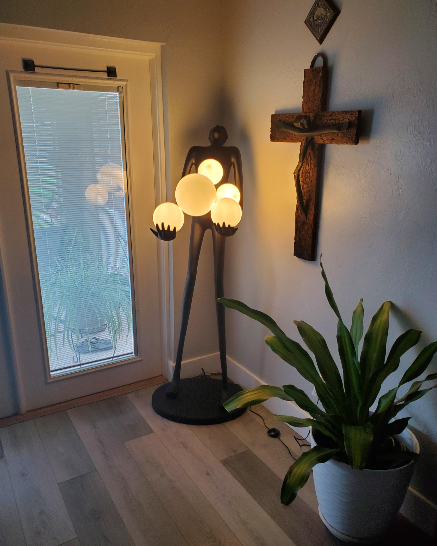 Artistic Figure Floor Lamp - Loonglight