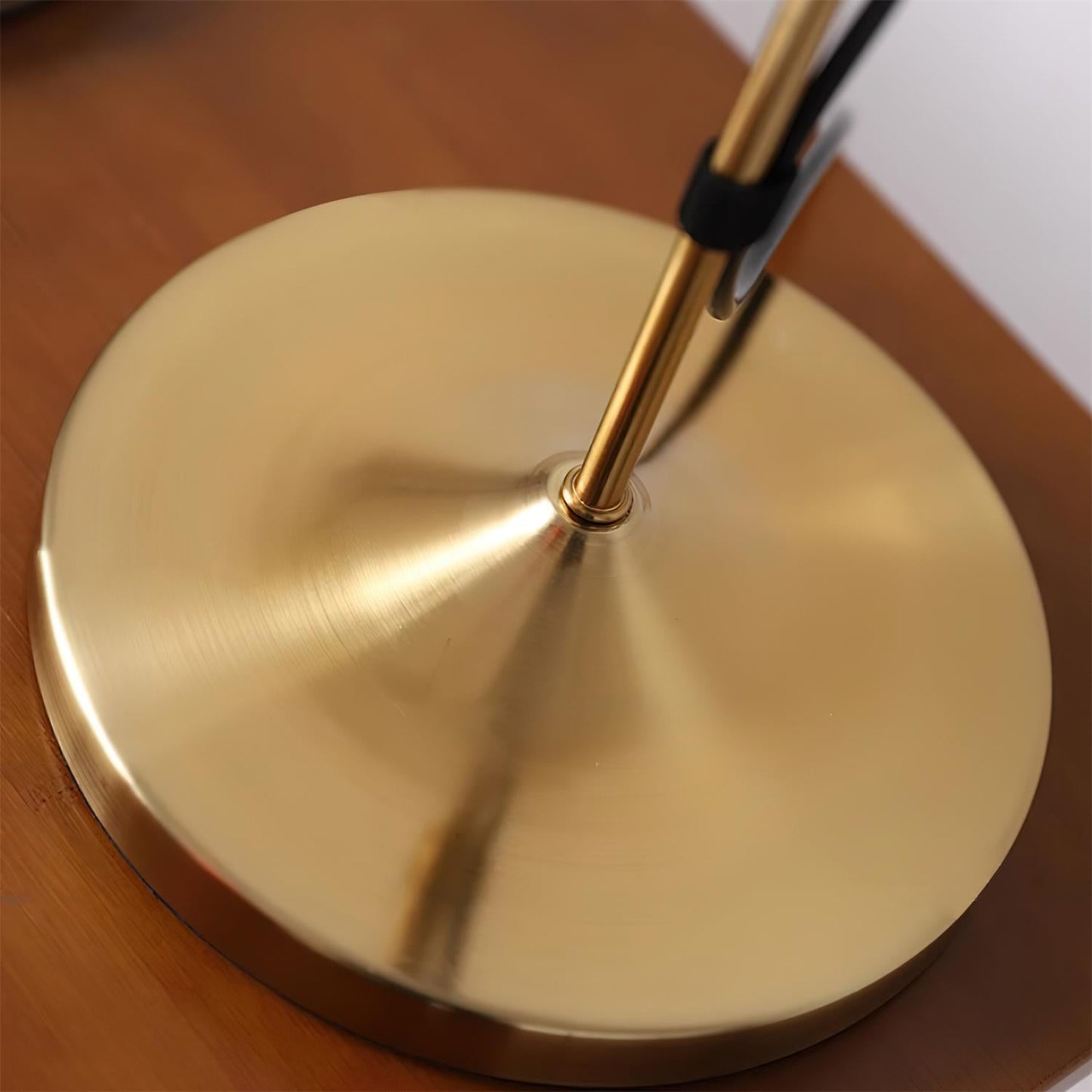 مصباح طاولة ديكتي