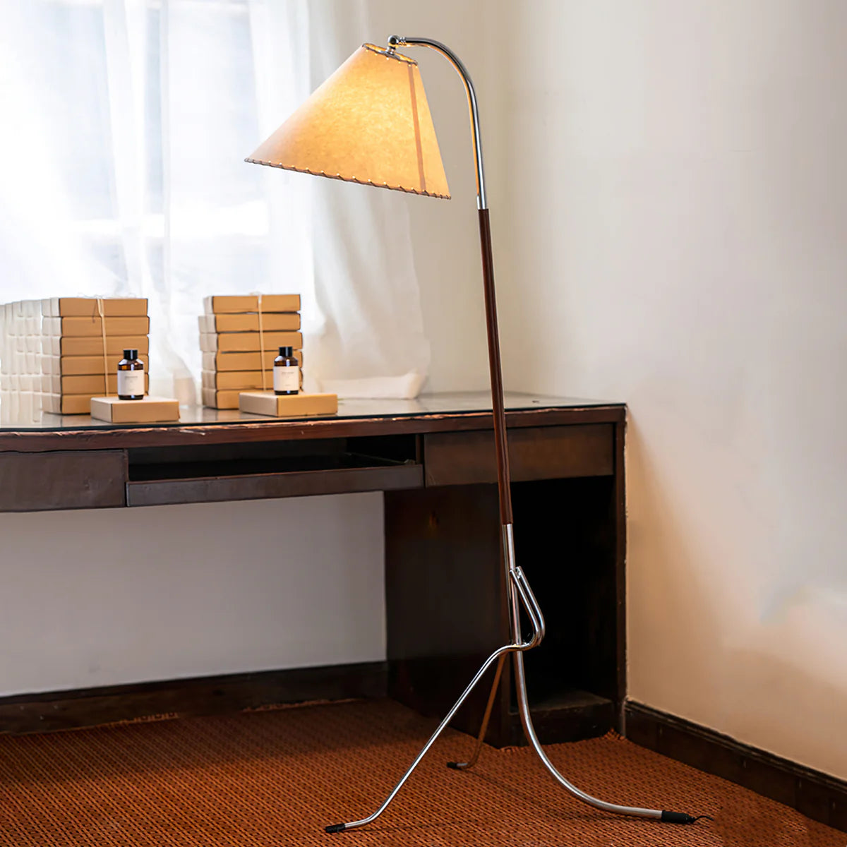 Dornstab Tripod Floor Lamp - Loonglight
