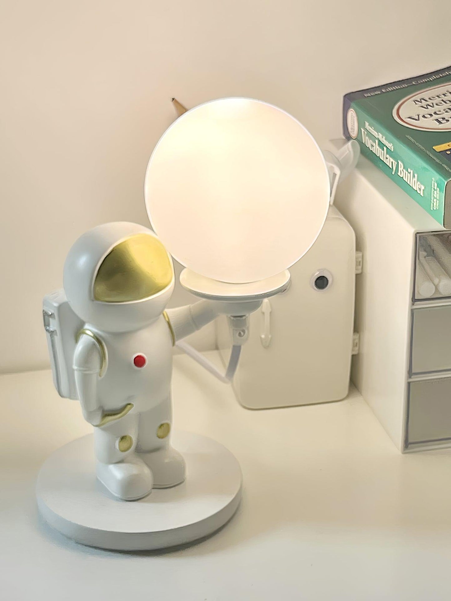 Jude Astronaut Table Lamp - Loonglight