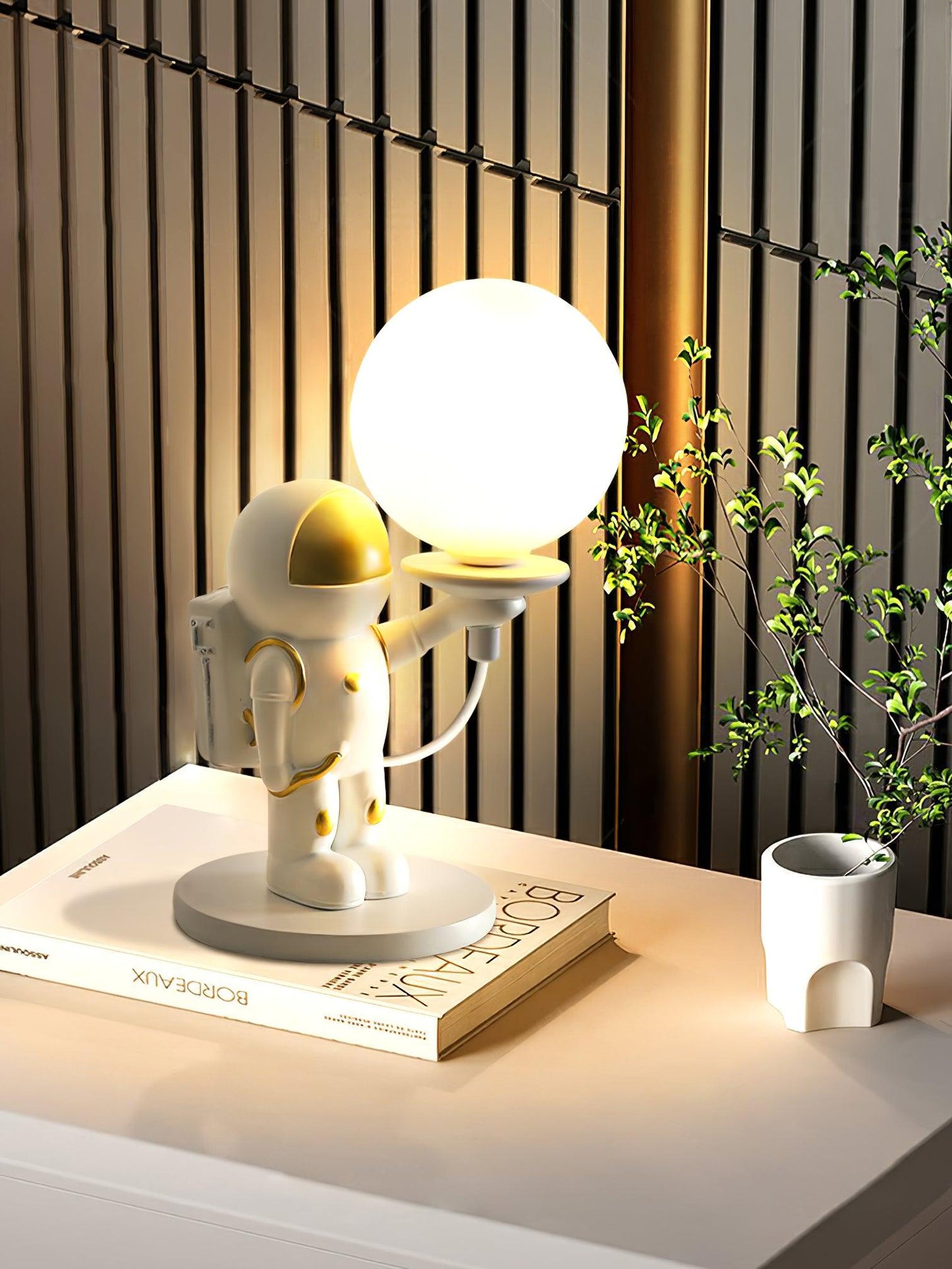 Jude Astronaut Table Lamp - Loonglight