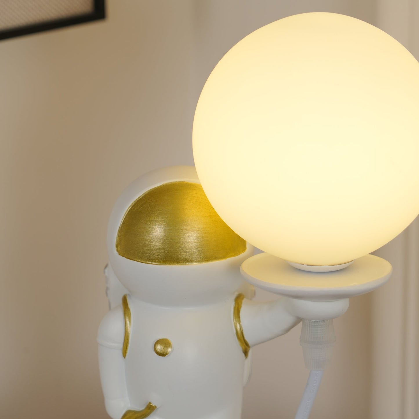 Jude Astronaut Table Lamp - Loonglight