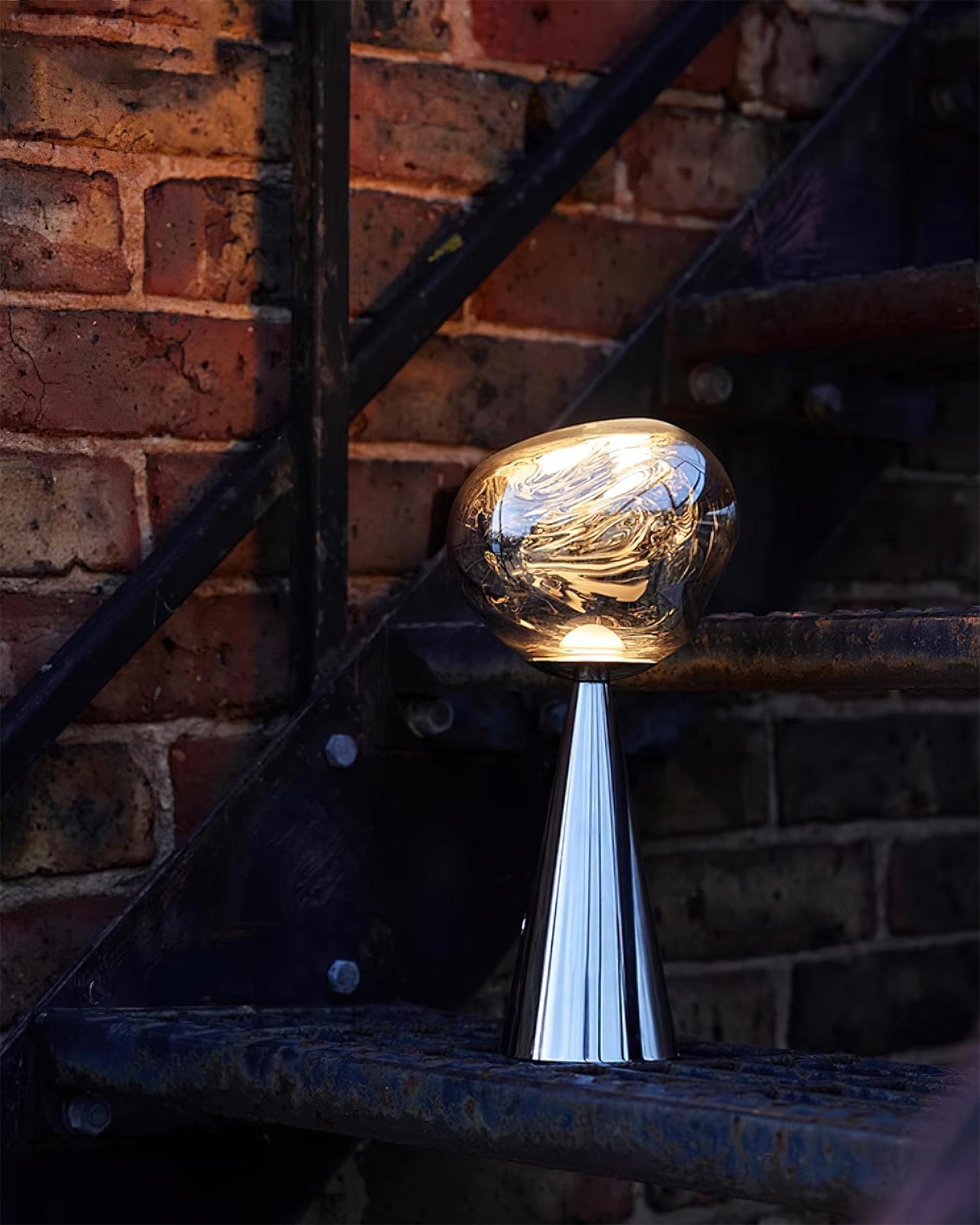 Lava Charge Table Lamp - Loonglight