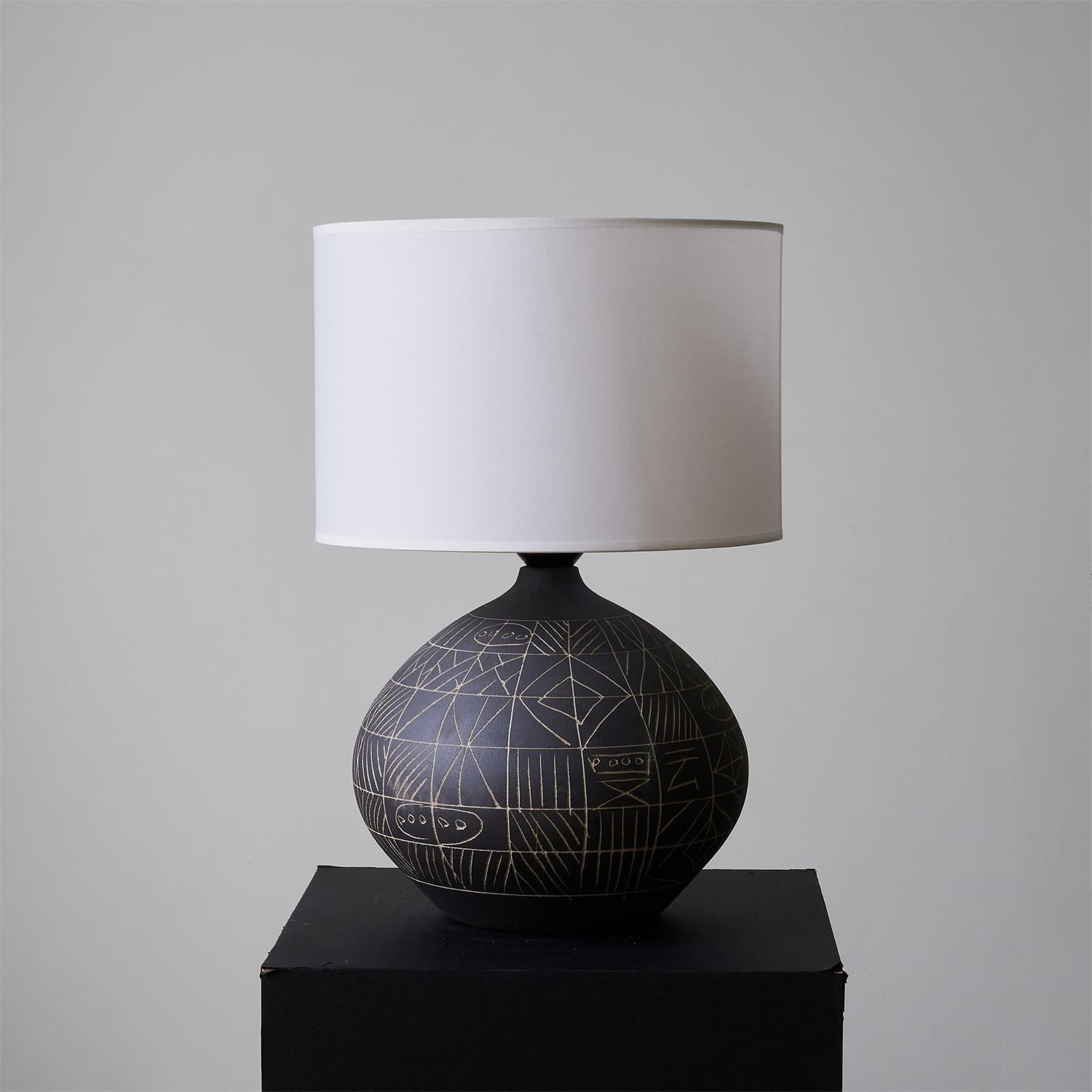 Mako Ceramics Table Lamp - Loonglight