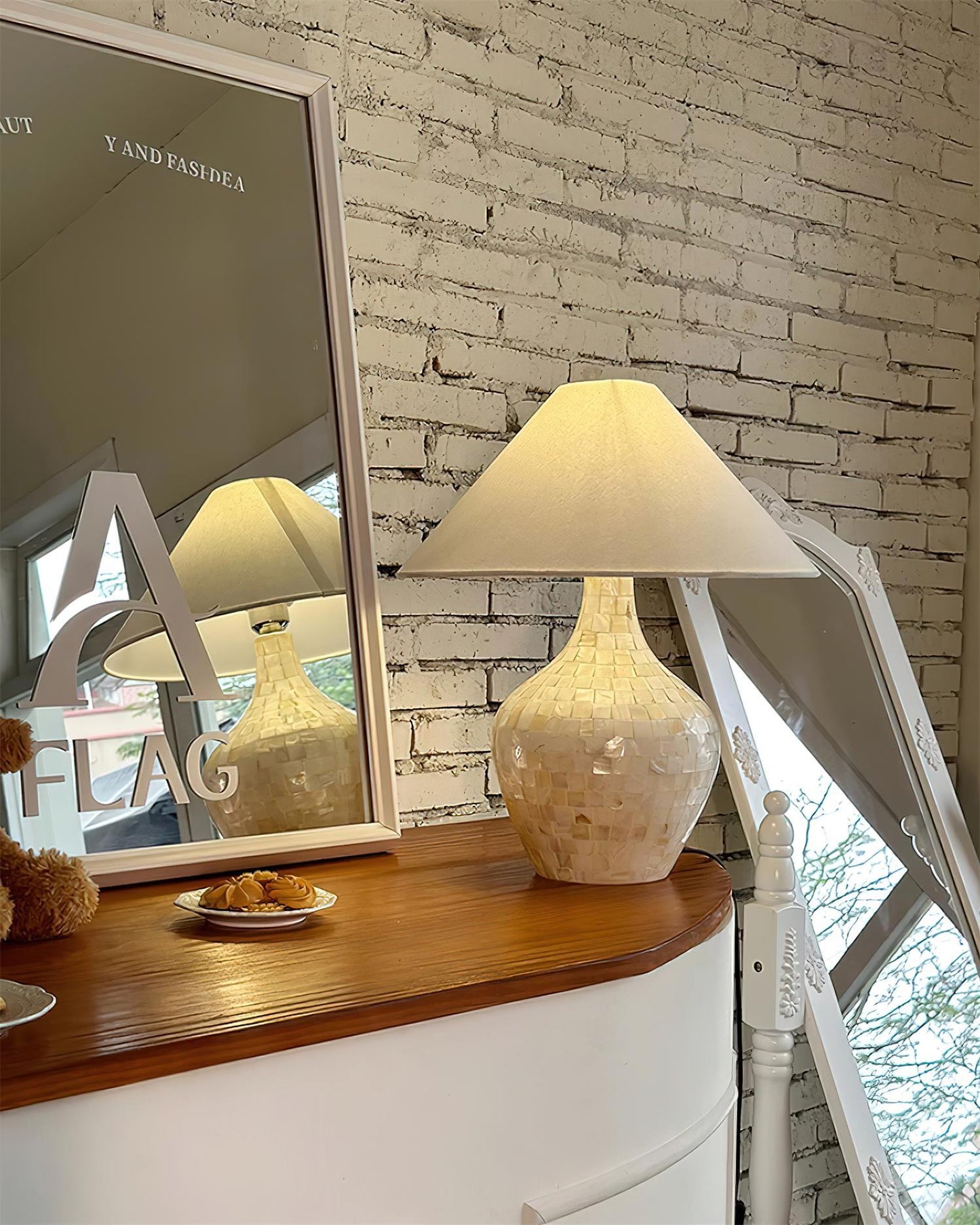 Nikki Seashell Table Lamp - Loonglight