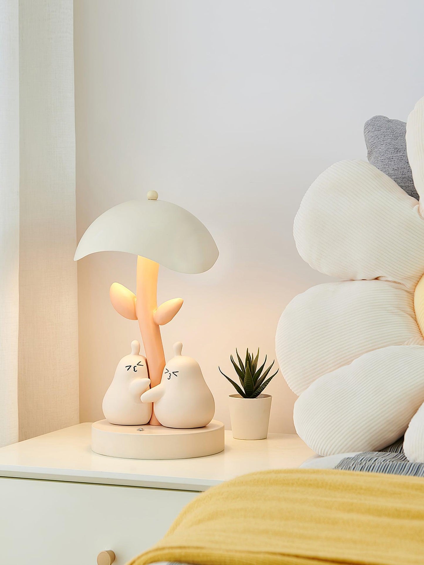 Pear Hug Table Lamp - Loonglight