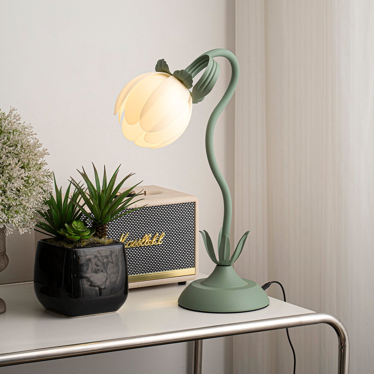 Petala Table Lamp - Loonglight