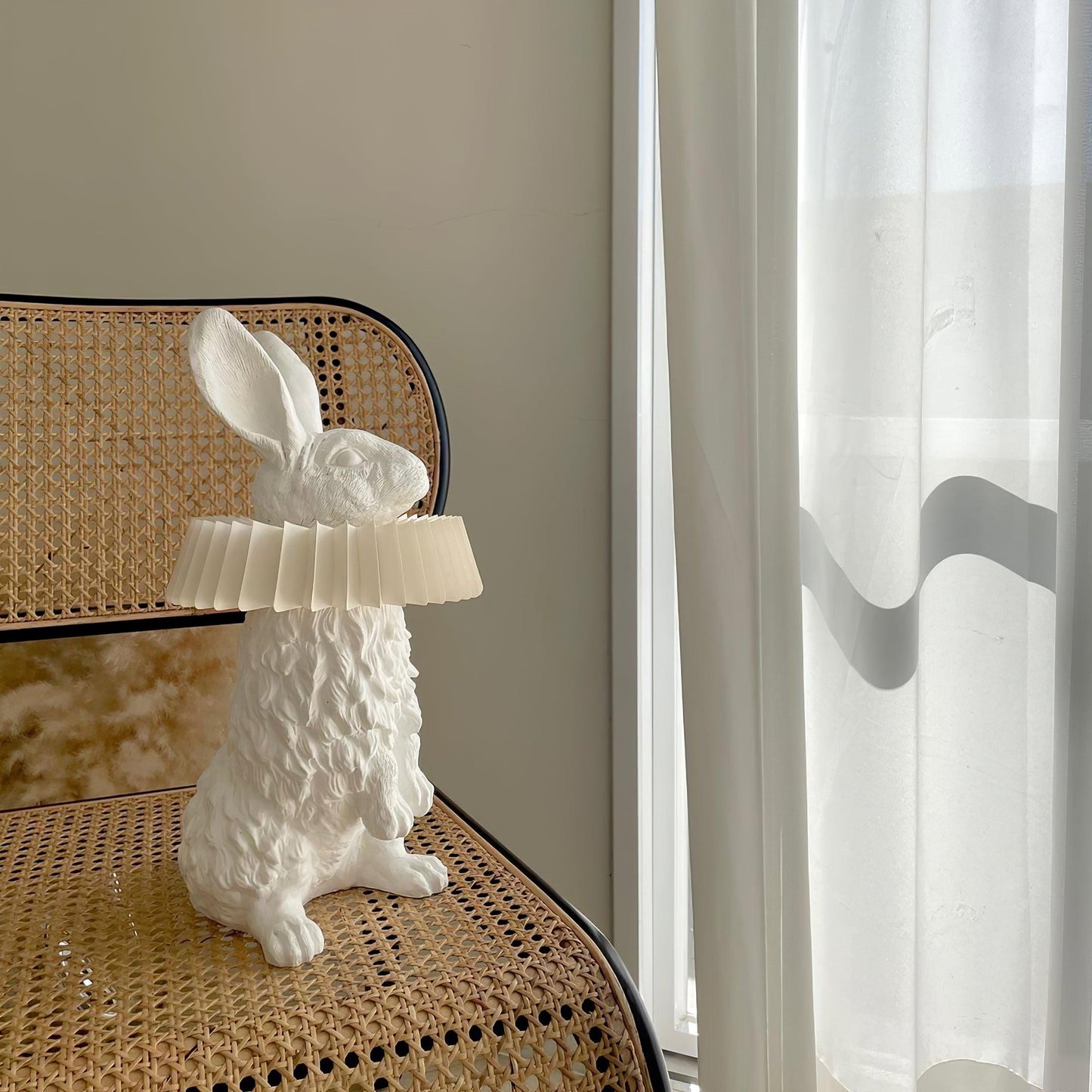 Rabbit White Resin Table Lamp - Loonglight