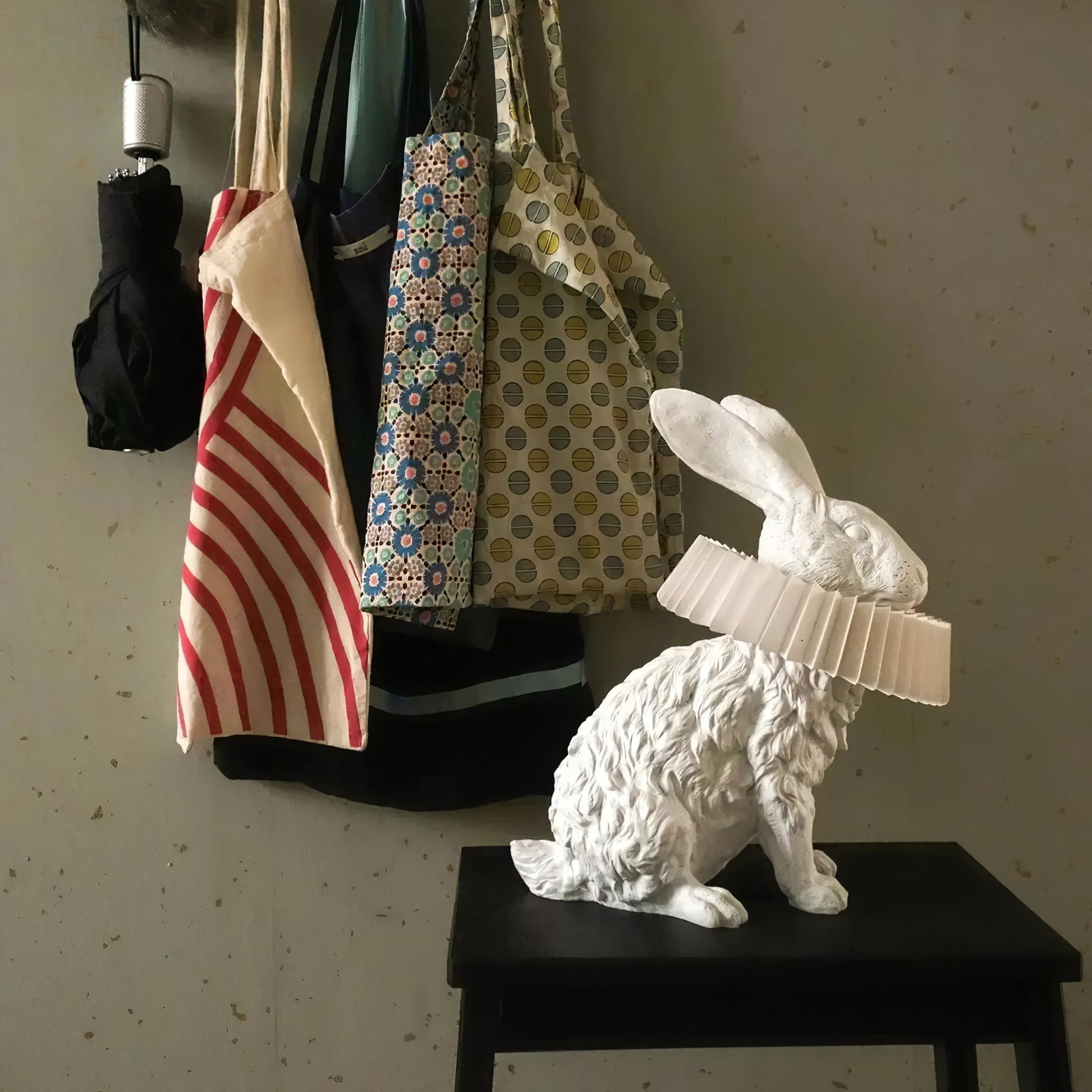 Rabbit White Resin Table Lamp - Loonglight