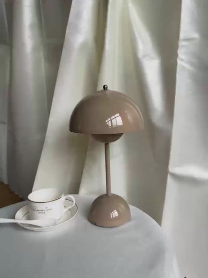 مصباح طاولة صغير على شكل وعاء زهور